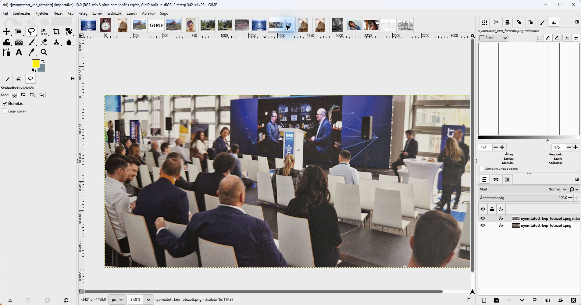 GIMP 3.2.6: a konferenciafotó két rétegen; az eredeti az összehasonlításhoz változatlanul megmarad.