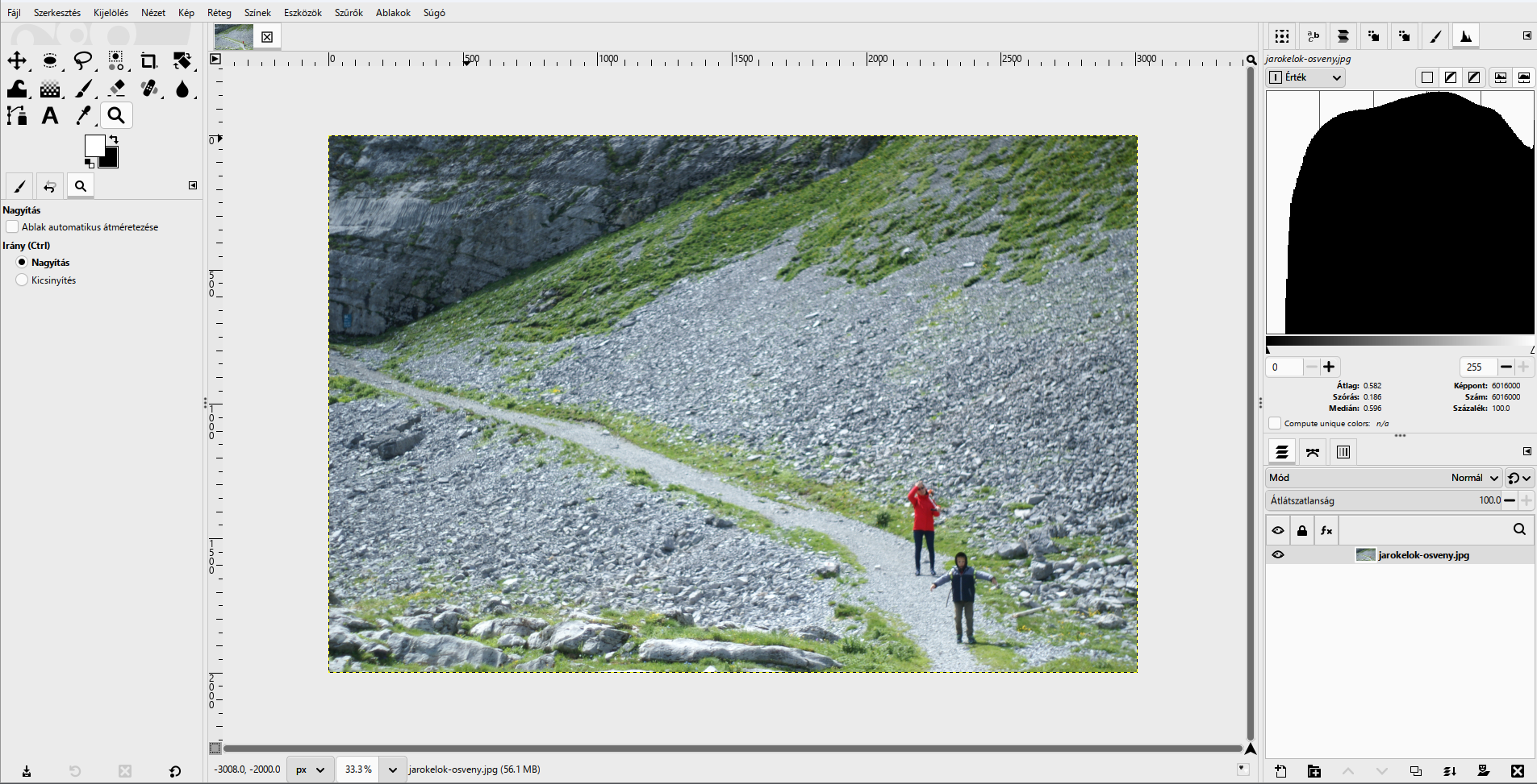GIMP 3.2.6: a hegyi ösvény két túrázóval; ők tűnnek el a feladat végére.